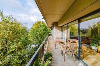 <p><span>SINT-NIKLAAS - Vous êtes à la recherche d'un appartement situé au centre et prêt à l'emploi avec une grande terrasse ensoleillée ? Cet appartement est fait pour vous !</span></p><p><span> </span></p><p><span>Les principaux atouts en bref :</span></p><p><span>- Situation calme et en plein centre</span></p><p><span>- Rénovation récente</span></p><p><span>- Terrasse spacieuse orientée sud-ouest (soleil toute la journée !)</span></p><p><span>- Possibilité d'acheter 2 box de garage</span></p><p><span>- Très bon rendement énergétique (label EPC B)</span></p><p><span> </span></p><p><span>Cet appartement bénéficie d'une situation très centrale, à proximité du centre de Saint-Nicolas, de la gare et de nombreux commerces. </span></p><p><span> </span></p><p><span>Situé dans le quartier recherché de 'Lavenderpark', dans une résidence très bien entretenue. </span></p><p><span> </span></p><p><span>L'appartement se trouve au deuxième étage et est accessible par ascenseur. </span></p><p><span> </span></p><p><span>Une fois entré par le spacieux hall d'entrée, c'est la luminosité de l'espace de vie qui attire immédiatement le regard, grâce aux grandes fenêtres donnant sur la terrasse (11m²). </span></p><p><span>Attenante à l'espace de vie se trouve la cuisine entièrement équipée avec un espace de rangement très pratique. Si vous avez encore besoin d'espace de stockage, il y a un espace de stockage supplémentaire au sous-sol. </span></p><p><span> </span></p><p><span>Il y a également 2 chambres spacieuses, des toilettes pour les invités et une salle de bain avec baignoire, double lavabo et toilettes supplémentaires. </span></p><p><span>Il y a également une pièce intérieure supplémentaire qui peut servir de dressing, de bureau,...</span></p><p><span> </span></p><p><span>Sous terre, en plus de la salle de stockage au sous-sol, il y a également un garage fermé. </span></p><p><span> </span></p><p><span>Vous souhaitez vivre dans un espace spacieux, très central, tout en profitant du calme et de la tranquillité ? </span></p><p><span> </span></p><p><span>Contactez vite Axel Lenaerts Waasland pour une visite ! VP  249.000 (appartement) +  25.000 (garage box).</span></p><p><span> </span></p>