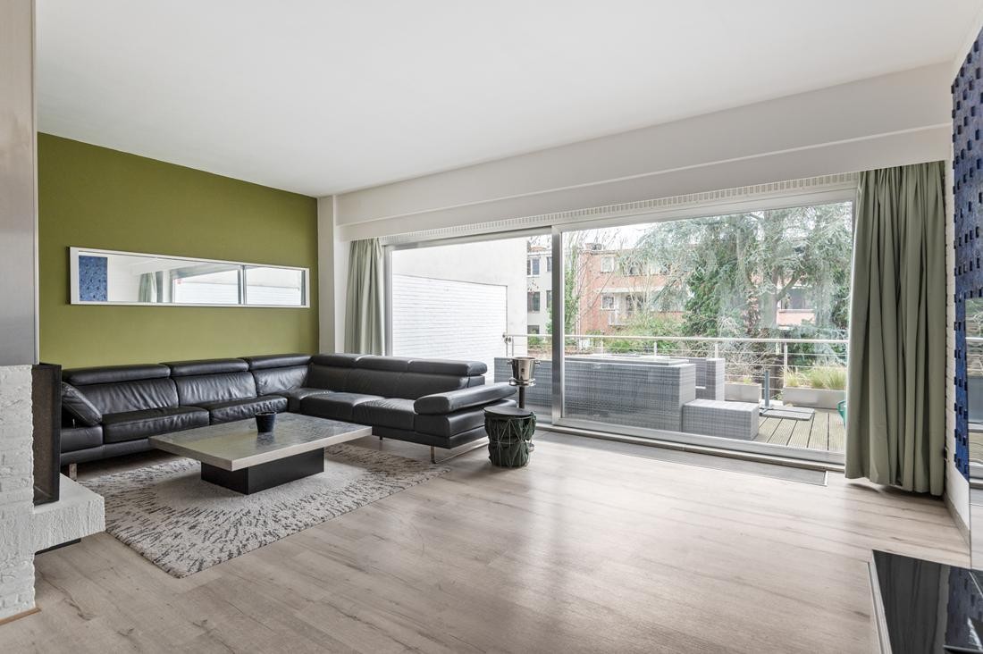 Ruime, gesloten woning met 5 slpk en 3 badk op een perceel van 216m² - foto 2