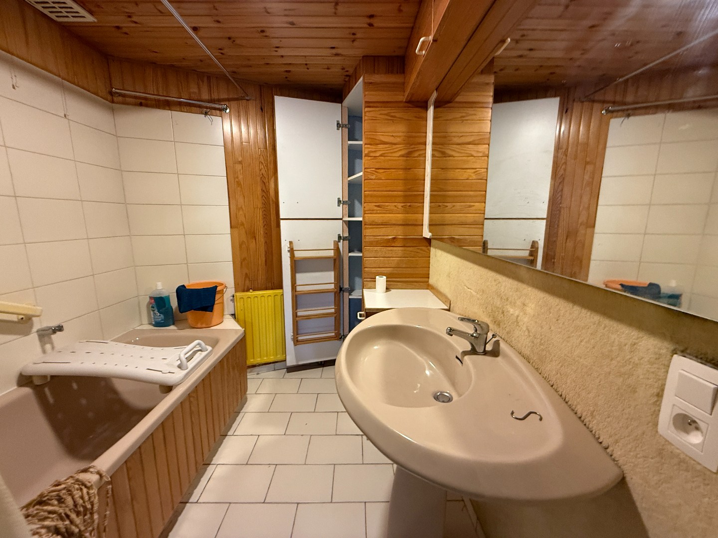 Sunny 2-bedroom apartment in residential area with open view. - photo 4