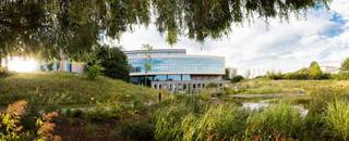 Kwalitatieve kantoren van 17 m² - 888 m² te huur op een fantastische locatie nabij de R0 te Anderlecht. De kantoren zijn van alle hedendaagse comfort voorzien en bevinden zich op het gelijkvloers in het knappe Crescent Building met aanwezigheid van een fitness, restaurant met binnen- en buitenparking. Bovendien is het gebouw omringd door een aangenaam park met terras en vijver, een ware oase van rust en toch vlakbij de R0.<br />Contacteer PANORAMA voor bijkomende inlichtingen, plannen of een plaatsbezoek 02 420 00 00.