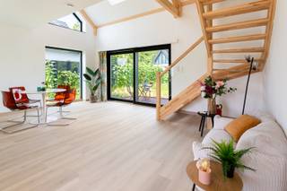 Instapklare en energiezuinige woning met tuin<br /><br />Locatie<br />Gelegen in de Kromstraat in Ranst beschik je over een vlotte verbinding naar het centrum, waar u terecht kunt voor winkels, supermarkten, scholen, horecazaken en andere dagelijkse voorzieningen. Dankzij de verbinding met de E34 en E313 bereikt u Antwerpen en omliggende gemeenten in een mum van tijd. Ook natuurliefhebbers komen hier volop aan hun trekken, met tal van wandel- en fietsroutes in de onmiddellijke omgeving. De ideale locatie voor wie op zoek is naar een perfecte combinatie van ruimte en een uitstekende bereikbaarheid.<br /><br />Beschrijving<br />Deze recente (2025) en energiezuinige prefabwoning combineert een hedendaagse architectuur met een warme, tijdloze uitstraling en een gunstig wooncomfort. Dankzij de afwerking, grote raampartijen en de prachtige vide baadt de woning in natuurlijk licht en geniet u van een aangenaam gevoel van ruimte.Via de inkomhal met ingemaakte vestiairekast betreedt u de woning. De lichtrijke leefruimte vormt zonder twijfel het hart van de woning en wordt gekenmerkt door haar open nok, zichtbare houten draagstructuur en grote schuiframen die een naadloze verbinding creëren met het terras en de tuin. De uitgeruste open keuken beschikt over een strak en tijdloos design met toestellen en voldoende werk- en opbergruimte. Op het gelijkvloers bevinden zich verder een ruime slaapkamer of bureauruimte, een stijlvolle badkamer uitgerust met ligbad en dubbele lavabo, een apart gastentoilet en een praktische berging/technische ruimte. De open trap brengt u naar de verdieping, waar de vide een bijzonder ruimtelijk gevoel creëert en uitkijkt over de leefruimte. Hier bevinden zich nog twee volwaardige slaapkamers, een tweede badkamer met inloopdouche, lavabo en toilet. Ook buiten werd aan comfort gedacht. Via de grote schuiframen bereikt u het zonnige terras dat uitkijkt over de ruime tuin, waar u in alle rust kunt genieten van het groene karakter van de omgeving. De woning beschikt bovendien over een ruime oprit. Op technisch vlak voldoet deze woning aan de hedendaagse verwachtingen. Dankzij de warmtepomp, zonnepanelen, ventilatiesysteem type D, performante isolatie en hoogrendementsbeglazing geniet u van een bijzonder energiezuinige woning met een lage energiefactuur en een uitstekend wooncomfort.<br /><br />Verplichte vermeldingen<br />P-score: D<br />G-score: D<br />Stedenbouwkundige inlichtingen: Vg, Wg, Gvkr, Gvv, Gmo