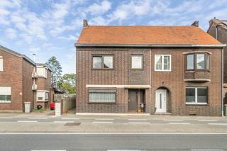 🏡 Volledig te renoveren woning in het centrum van Rotem – Haagstraat 22<br /><br />In het centrum van Rotem bevindt zich deze volledig te renoveren woning met een bewoonbare oppervlakte van ca. 202 m², gelegen op een perceel van 3,5 are.<br /><br />De woning biedt heel wat mogelijkheden voor wie op zoek is naar een renovatieproject en deze volledig naar eigen smaak en wensen wil inrichten.<br />Achteraan bevinden zich een tuin en terras, die extra mogelijkheden bieden om een aangename buitenruimte te creëren.<br /><br />Dankzij de centrale ligging zijn winkels, voorzieningen en verbindingswegen vlot bereikbaar.<br />Ook de Nederlandse grens bevindt zich op korte afstand, wat deze locatie extra interessant maakt.<br /><br />🔹 Perceeloppervlakte: 3,5 are (350 m²)<br />🔹 Bewoonbare oppervlakte: ca. 202 m²<br />🔹 Staat: Volledig te renoveren<br /><br />De woning beschikt niet over een garage.<br /><br />✨ Ben je op zoek naar een woning die je volledig naar eigen smaak kunt renoveren, met een tuin en terras op een centrale en vlot bereikbare locatie? Dan is dit pand zeker een bezoek waard!<br /><br />📩 Meer informatie of een bezoek ter plaatse? Contacteer ons gerust – wij begeleiden u graag!