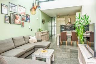 Gelegen aan de <strong>Krijgsbaan 4 in Temse</strong> bevindt zich deze<strong> woning</strong> met een bijzonder vlotte bereikbaarheid. Of je nu ’s ochtends snel naar het werk vertrekt of spontaan beslist om eropuit te trekken voor een leuke activiteit: hier ben je meteen weg. <strong>Een ideale uitvalsbasis dus voor wie houdt van comfort én mobiliteit!<br /><br />Deze woning kreeg in 2013 een liefdevolle totaalrenovatie</strong> en straalt sindsdien hedendaags comfort uit, met behoud van haar warme, charmante karakter.<br /><br />De woning verwelkomt je met een <strong>knappe gevel die meteen de juiste sfeer zet.</strong> Binnenkomen doe je in een praktische inkomruimte die perfect kan dienen als bureau of als handige plek om fietsen te stallen. Verder is er nog een <strong>apart gastentoilet</strong> voorzien.<br />Via een <strong>stijlvolle smeedijzeren deur</strong> wandel je door naar het hart van de woning: een <strong>open, landelijke keuken (van 2021) die naadloos overgaat in de gezellige woonkamer</strong>. Dankzij de grote raampartijen geniet je hier van een overvloed aan natuurlijk licht en een mooi zicht op <strong>het terras en de tuin.</strong><br /><br />Op de eerste verdieping vinden we een <strong>ruime slaapkamer</strong>,<strong> een apart toilet en een gezellige badkamer </strong>met<strong> </strong>een groot ligbad, een douche én een dubbele lavabo.<br /><br /><strong>De tweede verdieping telt nog eens twee volwaardige slaapkamers, ideaal voor een gezin, gasten of een hobbyruimte.</strong><br /><br />Ook de benedenverdieping heeft heel wat te bieden. <strong>Hier bevindt zich een praktische kelderberging die perfect dienstdoet als wasplaats, én een bijzonder ruime polyvalente ruimte.</strong> Deze kan je naar wens inrichten als extra leefruimte, bureau, speelkamer of zelfs een mancave. De mogelijkheden zijn hier werkelijk eindeloos.<br /><br /><strong>De tuin is een echte troef</strong>. In de zomer geniet je hier achteraan in alle privacy van lange, zonnige dagen. Hallo, gezellige zomeravonden!<br /><br />En dan is er nog Elmo, de kat des huizes. Volgens insiders dé expert van het huis. Hij kent ongetwijfeld de beste plekjes — van de zonnigste hoekjes in de woonkamer tot de meest rustige schaduwplekjes in de tuin. Laat je voor een bezoek ter plaatse gerust begeleiden door deze expert: hij wijst je met plezier de mooiste plekjes van de woning.<br /><br />Kortom, een woning vol charme, ruimte en mogelijkheden, op een toplocatie in Temse.