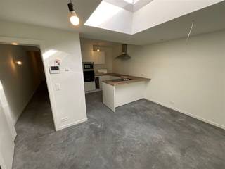 Deze prachtige woning, gelegen in het historische Ieper, biedt een zeldzame kans voor iedereen die op zoek is naar een stijlvolle en comfortabele leefruimte. Met een bewoonbare oppervlakte van 148 m², beschikt deze woning over vier ruime slaapkamers, ideaal voor een gezin of voor het creëren van een thuiskantoor.Bij binnenkomst in de woning wordt u verwelkomd door een opvallend moderne en lichte woonkamer, dankzij de grote raampartijen en de zorgvuldig gekozen afwerking. De open keuken is uitgerust met moderne toestellen en biedt een stijlvolle ruimte.De badkamer is elegant ontworpen met een ruime inloopdouche en een dubbele wastafel. De buitenruimte biedt een charmant terras waar u kunt genieten van de buitenlucht in een intieme setting. Aanvullend biedt de woning een ruime garage, wat extra bergruimte of een veilige plek voor uw voertuig garandeert. Deze woning combineert charme, comfort en efficiëntie en is perfect gelegen dicht bij alle voorzieningen die Ieper te bieden heeft. De woning is voorzien van vloerverwarming op het gelijkvloers en CV radiatoren in de slaapkamers, ventilatie is voorzien naar de meest recente normen. Mis deze unieke gelegenheid niet om uw droomhuis te verwerven in het mooie Ieper.