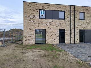 Lot 16 is een halfopen bebouwing in moderne stijl op een grondopp. van 283 m² en met een totale bewoonbare opp. van 140 m². Energieneutrale woning (E -20) dankzij doorgedreven isolatiepakket, ventilatiesysteem D, groot pakket zonnepanelen en warmtepomp.<br />Deze woning zit is instapklaar en beschikbaar bij akte !<br /><br />GELIJKVLOERS : inkom, wc, ruime living met ingerichte open keuken met eiland en bergruimte. <br /><br />EERSTE VERDIEPING: 1 slpk voor de ouders, 2 kinderkamers, badkamer met inloopdouche, badkamermeubel met lavabo en wc, technische ruimte. De woning is volledig afgewerkt met ingerichte keuken en laminaat in de slaapkamers.<br />Deze woning ligt in een nieuw woonproject in de Sint-Jozefstraat in Aalter.<br />Prima ligging ! Centrum Aalter vlakbij, E40 zeer vlot bereikbaar, diverse sportmogelijkheden in de buurt.  <br /><br />EXTRA TROEVEN: Volledig afgewerkt, instapklaar, oprit, terras en omheining zijn inbegrepen.<br />OOK IDEAAL ALS INVESTERING!<br />Contacteer ons voor een vrijblijvend bezoek.<br /><br />Prijs excl. btw en kosten. Bij Durabrik ben je zeker van een vaste prijs na ondertekening van je contract.  <br /><br />Meer info via 09 280 60 60 of mail naar info@durabrik.be <br />* Beelden en oppervlaktes zijn indicatief.