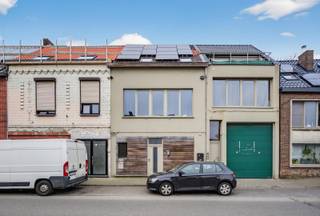 Dit recent gerenoveerde gelijkvloers-appartement van ca. 90 m² ligt op een uitstekende locatie in Gent: rustig wonen en toch vlak bij het...