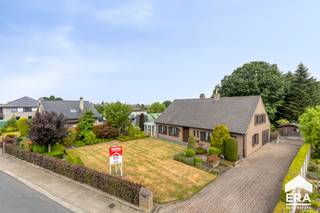 Klassevolle, rustig gelegen villa op een ruim perceel van 3.673 m² met achterliggend bos.De woning is volledig gelijkvloers gebouwd, maar met...