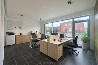 Dit handelspand is gelegen op een uiterst <strong>STRATEGISCHE LOCATIE</strong> langs de Ninoofsesteenweg (N8) in Lennik. Dankzij recente renovaties is dit pand volledig <strong>INSTAPKLAAR </strong>en klaar om uw ambities te ondersteunen. Het pand is gelegen op een commercieel zeer aantrekkelijke locatie langs de drukke Ninoofsesteenweg, wat zorgt voor een <strong>HOGE ZICHTBAARHEID</strong> en een constante stroom van potentiële klanten. Bovendien zijn er <strong>PARKEERMOGELIJKHEDEN </strong>direct voor de deur, wat bijdraagt aan de toegankelijkheid en klantvriendelijkheid van uw zaak.<br /><br />Het pand omvat een <strong>FLEXIBELE HANDELSRUIMTE </strong>van 60m², die u naar eigen wens kunt inrichten, ideaal afgestemd op uw specifieke noden. Aansluitend bevindt zich een kelderruimte, wat geschikt is voor opslag van uw commerciële activiteiten.<br /><br />Dit <strong>VEELZIJDIG PAND</strong> combineert functionaliteit en commerciële voordelen op een unieke manier. Ideaal voor ondernemers die op zoek zijn naar een strategisch gelegen en instapklare werkruimte.<br /><br />Adres: Ninoofsesteenweg 53 - 1750 Lennik<br />Onmiddellijk beschikbaar!<br />Huurprijs: € 980,00/ maand<br />EPC: 301 kWh/m² - UC: 2957953