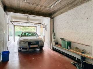 Ruim en centraal gelegen duplex appartement en handelslpand te koop - Dit grote duplex appartement geniet een uiterst centrale ligging in Zwijndrecht, vlakbij het kerkplein en de winkelstraat. Scholen, openbaar vervoer (bus, tram, trein), en de grote verbindingswegen (E17 en E34) zijn makkelijk bereikbaar.Troeven van het appartement:•Huislift: Een grote meerwaarde voor comfort en toegankelijkheid.•Ruimte en licht: Deze duplex biedt royale leefruimtes en een fantastisch zuidgericht zonneterras van maar liefst 85 m².•Centrale ligging: Alles wat u nodig heeft, binnen handbereik.Indeling:•Gelijkvloers:oInkomhal met toegang tot de huislift.oRuime garage met elektrische sectionaalpoort, bereikbaar via de Adrien Van Roeyenstraat. Vanuit de garage kunt u het appartement betreden.•Eerste verdieping:oHal met gastentoilet.oZeer ruime woonkamer met inbouwcassette voor extra gezelligheid.oNieuwe open DOVY-keuken, volledig uitgerust met inductiekookplaat, heteluchtoven, koffiemachine, microgolfoven, vaatwasser, koelkast en diepvries.oRuime veranda met toegang tot het zonovergoten terras.•Tweede verdieping:oVier ruime slaapkamers.oLuxe badkamer met een inloopdouche en stoomcabine.Technische specificaties•Dubbel glas.•Centrale verwarming met afzonderlijke CV-ketel.•Videofoon.•Rolluiken.•Huislift (niet keuringsplichtig).De handelsruimte heeft een open en nog in te richten ruimte van ca. 127 m² met een indrukwekkende 6 meter glazen etalage. Ideaal voor een aantrekkelijke presentatie van uw producten of diensten.Achter de handelsruimte bevindt zich 47 m² aan praktische bergruimtes, perfect voor opslag of bijkomende werkruimte.- Voorzien van een toilet en halletje voor extra gebruiksgemak.- Centrale verwarming op aardgas, voor een aangename werkomgeving het hele jaar door.Dit pand biedt tal van mogelijkheden en is geschikt voor:HandelKantoorMedische beroepenNiet toegestaan: horeca en nachtwinkels.Meer informatie hierover vindt u op onze website nadlanimmo.beVoor een afspraak of meer info bel 03/30.37.937 of mail naar info@nadlanimmo.be