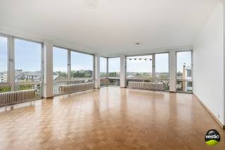 Dit lichtrijk, aangenaam appartement met een exclusieve ligging op het Leopoldplein is gelegen op de hoek van de 6de verdieping in Residentie 'Ambassade'. Het appartement beschikt over een bewoonbare oppervlakte van ca. 145 m² en 3 slaapkamers. Ideaal voor wie op zoek is naar een renovatieproject op een tijdloze toplocatie in het stadscentrum van Hasselt! <br /><br />De indeling is als volgt: Ruime inkomhal met vestiairekast en apart toilet. Glazen deur met toegang tot de living (parket) met prachtige marmeren schouwmantel en gietijzeren radiatoren. De ruime living (airco) is opgesplitst in een zitgedeelte, leeshoek, bureauhoek en eetgedeelte, alle vertrekken baden in een oase van licht door grote raampartijen. Het verre zicht vanuit de living brengt rust en zorgt voor een ruimtelijk gevoel. De keuken is apart en te vernieuwen. <br /><br />Het appartement is voorzien van 3 ruime slaapkamers (laminaat), allen voorzien van airco. De badkamer is geïnstalleerd met dubbele lavabo, inloopdouche en aansluiting wasmachine. <br /><br />De oppervlakte vult zich verder aan met een kelderberging. Optioneel kan er een ondergrondse autostandplaats aangekocht worden aan 25.000 euro.<br /><br />Enkele pluspunten op een rijtje:<br />+ Karakter, charme<br />+ Loftgevoel<br />+ 3 ruime slaapkamers<br />+ Airco<br />+ Centrale ligging<br />+ Mogelijkheid tot aankoop ondergrondse autostandplaats<br /><br />Voor een bezichtiging maak snel uw afspraak met Stephanie Odeurs via stephanie@vestio.com of bel naar 0474 73 64 84!