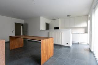 <div><div> <p>Ruim en lichtrijk gelijkvloers appartement op rustige ligging.</p><p>Dit gelijkvloers appartement ligt op een bijzonder rustige locatie en combineert comfort met een aangename woonbeleving. Het maakt deel uit van een verzorgd gebouw uit 2002 en biedt 132 m² woonoppervlakte met overal veel lichtinval.  De ruime inkomhal vormt een aangename toegang tot het appartement. Er is een berging/stookruimte en een praktische wasplaats met aansluitingen voor was- en droogmachine. Het appartement beschikt over twee afzonderlijke toiletten en een badkamer met nieuwe inloopdouche en wastafelmeubel. De leefruimte sluit aan op de nieuwe, volledig ingerichte open keuken met vaatwasser, oven, inductiekookplaat met dampkap en ijskast. Het appartement telt twee zeer ruime slaapkamers van 27 m² en 17 m², met veel inrichtingsmogelijkheden. Extra troef: mogelijkheid tot huren van een overdekte autostaanplaats voor € 75/maand. Dit appartement is ideaal voor wie op zoek is naar ruimte, licht en rust.</p></div> </div>