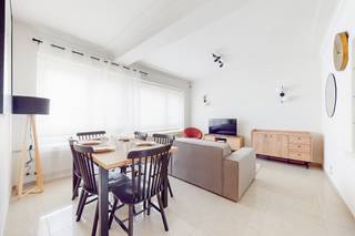 Info and visits: 02 315 51 71Just a stone's throw from Place du Miroir, in a lively shopping street in Jette, We Invest offers this spacious ±151 m²...