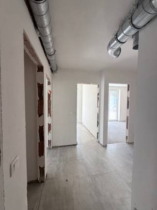 <div>
<div>
<h1><span>Uw eigen appartement in het hart van Ichtegem</span></h1>
<p><strong><span>Betaalbaar en kwalitatief wonen met extra comfort én privacy.</span></strong></p>
<p><strong><span>💡 De vermelde prijzen zijn inclusief 6% btw op de constructieprijs, mits aan de wettelijke voorwaarden wordt voldaan.</span></strong></p>
<p><span>In het centrum van </span><strong><span>Ichtegem</span></strong><span> verrijst deze </span><strong><span>kleinschalige en kwalitatieve residentie</span></strong><span> met slechts </span><strong><span>4 ruime appartementen</span></strong><span> en </span><strong><span>10 private autostaanplaatsen</span></strong><span>.</span></p>
<p><span>Dankzij de beperkte schaal geniet u hier van </span><strong><span>rust, comfort en privacy</span></strong><span>, gecombineerd met een uitstekende ligging.</span></p>
<h3><span>4 ruime appartementen – met de mogelijkheid uw private staanplaats aan te kopen</span></h3>
<p><strong><span>Gelijkvloerse appartementen – 2 slaapkamers</span></strong></p>
<ul>
<li><span>Netto bewoonbare oppervlakte van </span><strong><span>79 m² en 85 m²</span></strong></li>
<li><strong><span>Privatieve tuin van ca. 67 m²</span></strong></li>
</ul>
<p><strong><span>Duplexappartementen – 3 slaapkamers</span></strong></p>
<ul>
<li><span>Netto bewoonbare oppervlakte van </span><strong><span>104 m² en 107 m²</span></strong></li>
<li><strong><span>Zeer ruim terras van ca. 16 m²</span></strong></li>
</ul>
<p><span>De </span><strong><span>gelijkvloerse appartementen</span></strong><span> bieden dankzij hun ruime privatieve tuin een aangename combinatie van binnen- en buitenruimte.</span></p>
<p><span>De </span><strong><span>duplexappartementen</span></strong><span> beschikken dan weer over royale terrassen met </span><strong><span>minimale inkijk</span></strong><span>, waardoor u in alle rust kunt genieten van uw buitenruimte en van </span><strong><span>een optimale privacy</span></strong><span>.</span></p>
<p><span>Een ideale keuze voor wie op zoek is naar een </span><strong><span>ruim, energiezuinig en kwalitatief appartement</span></strong><span>, op een centrale locatie in Ichtegem.</span></p>
<p>Interesse? Bel 050 33 59 03 / info@yess-vastgoed.be</p>
</div>
</div>