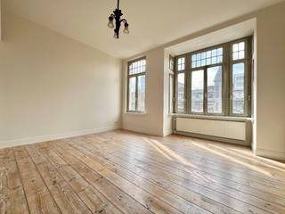 Prachtig 1 slaapkamer appartement centraal gelegen nabij het Centraal Station. <br /><br />Het appartement is voorzien van een lichtrijke living met open keuken, ruime slaapkamer, badkamer met douche, bad, lavabo, toilet en aansluiting voor wasmachine. Achteraan bevindt zich een ruim terras.<br /><br />Huurprijs €1095,-/maand + gemeenschappelijke provisiekosten €75,-/maand.<br />Alle nutsvoorzieningen zijn individueel.<br />Beschikbaar vanaf 01/04/2026<br /><br />Wenst u een bezoek of meer informatie?<br />U kan ons bereiken op 03 203 02 02 of immo@sidimex.be