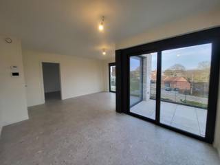 <span><strong>85% VERKOCHT! Grijp nu je kans </strong>alvorens het project is uitverkocht.<strong><br />Geniet van 6% btw, zeer interessant voor investeerders en eigen bewoners! </strong>Informeer naar de voorwaarden. <br /><span><br />Wij zijn elke woensdag van 13 uur tot 16 uur aanwezig</span>. <br />Bekijk het volledig project op: https://www.jansenrealestate.be/agnetenpark/4764739/<strong><br /></strong><br />Agnetenpark, Altijd thuis, overal dichtbij...</span><br /><br /><span>Agnetenpark is een échte nieuwe buurt met verschillende woningtypes voor iedereen en voor elke (gezins)situatie. Maar in Agnetenpark leef je niet alleen op maat van de mensen maar ook op maat van morgen. Zo is er aandacht voor duurzame energie - denk maar aan zonnepanelen, geothermie (warmtepomp met aardwarmte) en waterrecuperatie - én duurzame mobiliteit. De woningen dragen ook het BEN-label (Bijna Energie Neutraal). Het E-peil ligt onder E20 waardoor er 5 jaar vrijstelling is op het kadastraal inkomen. </span><br /><br /><span>Er wordt een nieuw buurtpark aangelegd aan de Kloosterstraat waardoor je kan genieten van het uitbundige groen tijdens een rustgevende wandeling of een gezellige namiddag met buren en vrienden.<br /><br /></span><span><strong>Parkwoning B appartement 2.1 op de tweede verdieping:</strong></span><br />-Bewoonbare oppervlakte: 73m²<br />-Oppervlakte terras: 6m²<br />-1 slaapkamer<br />-Aparte berging<br /><br />Vermelde prijs is exclusief ondergrondse parkeerplaats, berging, fietsberging en exclusief registratie, btw en notariskosten.<br /><br /><span>Ook wordt er in Agnetenpark gezorgd voor het beste wooncomfort. Alle afwerkingskeuzes werden gemaakt én is er standaard vloerverwarming voorzien. Ondergrondse staanplaatsen, kelder- en fietsenbergingen zorgen voor het mobiele comfort. Verder zorgen de kwalitatieve afwerking en veel lichtinval in de leefruimtes voor een heerlijk thuis-gevoel. Op de ruime terrassen is er uitzicht over de stad Peer en het uitbundige groen.</span><span><br /><br />Een gevarieerd aanbod met een topafwerking, zorg voor de toekomst, het heden en het verleden, dat is wat het groene project Agnetenpark omschrijft. Bovendien kan je aankopen aan 6% btw (ovw).<br /><br />In dit project is geïnvesteerd in een efficiënt en duurzaam geothermisch verwarming en koeling systeem (KWO systeem) dat samen met zonnepanelen en warmtepompen zorgt voor een zeer lage energiefactuur. Meer info over dit systeem vind je hier: www.jansenrealestate.be/wat-is-een-kwo-systeem<br /><br />Neem vandaag nog contact op voor een afspraak op 011 39 90 50. Spring ook eens binnen in het dienstencentrum De Perelaar gelegen op de site van Agnetenpark.<br /><br />Wij ontzorgen je ook voor de <strong>verkoop </strong>van je <strong>huidige woning</strong>! Voor meer uitleg helpen we je graag verder.<br /><br /><em>Getoonde renders en plannen zijn indicatief.</em></span>