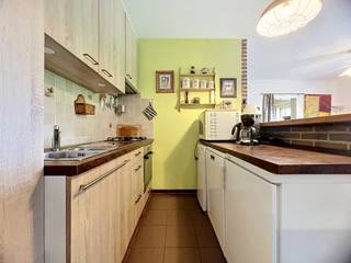 <p>Ontdek dit appartement gelegen op de eerste verdieping van een kleine mede-eigendom met lift, rustig gelegen en dicht bij tal van voorzieningen (snelwegtoegang, winkels, openbaar vervoer, enz.).</p>
<p>Het appartement beschikt over een inkomhal met wasruimte, een woonkamer met toegang tot een terras aan de tuinzijde, een volledig uitgeruste keuken en één slaapkamer met badkamer.</p>
<p>Het appartement is volledig uitgerust en gemeubileerd.<br />De huurprijs bedraagt €925/maand, met €125/maand voorschot voor kosten, inclusief water, onderhoud van de gemeenschappelijke delen en onderhoud van de verwarmingsketel.</p>
<p>Onmiddellijk beschikbaar.</p>
<p>Wenst u een bezoek te plannen of meer informatie te ontvangen? Contacteer ons op +32 2 319 46 46 of via e-mail op admin.bw.centre@weinvest.be.</p>
