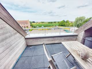 Spacieux appartement duplex sur le toit, prêt à emménager, situé dans la résidence 't AMERSVELD à De Geite/Sint Jozef (Hooglede).Disposition de...