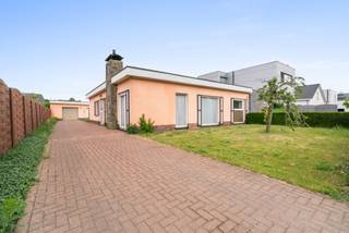 Nabij het centrum van De Pinte treffen we deze te renoveren halfopen bebouwing aan. De woning heeft de volgende indeling: inkomhal met...