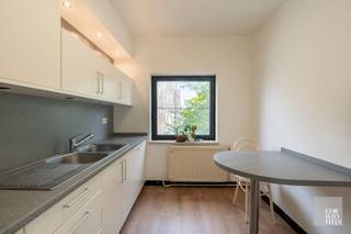 <strong>INDELING:<br /></strong><br /><span>Het appartement bevindt zich op de tweede verdieping van de residentie en is voorzien van een inkomhal, toilet, woonkamer met zit- en eethoek, keuken, nachthal, drie slaapkamers, een badkamer en een terras met zuidwestelijke oriëntatie. </span><br /><br />Dit appartement beschikt tevens over een berging op de kelderverdieping.<br /><br /><strong>AFWERKING:<br /><br /></strong><span>De keuken is ingericht met beige keukenkasten, kookplaat met dampkap, oven, microgolfoven, koelkast vaatwasser en een dubbele spoelbak met verlek.</span><br /><br /><span>De badkamer is voorzien van een douche en een enkele wastafel geïntegreerd in het meubel.<br /><br />Rolluiken zijn voorzien op de drie slaapkamers. </span>