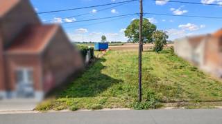 <h2><span>Ruime bouwgrond met achterliggende boomgaard op een mooie locatie in Bilzen</span></h2>
<p><span>Droom je ervan om je eigen woning te bouwen op een ruim perceel, met volop groen en een prachtige tuin als verlengstuk van je thuis? Dan is deze eigendom aan de </span><strong><span>Tombestraat in Bilzen</span></strong><span> absoluut het ontdekken waard.</span></p>
<p><span>De eigendom bestaat uit </span><strong><span>twee percelen</span></strong><span> en combineert een perceel bouwgrond van </span><strong><span>5a 78ca</span></strong><span> met een achterliggend perceel </span><strong><span>boomgaard van maar liefst 9a 98ca</span></strong><span>. Samen goed voor een totale oppervlakte van circa </span><strong><span>15a 76ca</span></strong><span>.</span></p>
<p><span>Met een straatbreedte van ongeveer </span><strong><span>23 meter</span></strong><span> en een totale diepte van circa </span><strong><span>71 meter</span></strong><span> biedt het geheel mooie mogelijkheden voor wie op zoek is naar ruimte, privacy en een groene woonomgeving. De achterliggende boomgaard vormt daarbij een bijzondere meerwaarde: een heerlijke plek voor een grote tuin, speelruimte, moestuin of gewoon om in alle rust van het buitenleven te genieten.</span></p>
<h3><span>Wonen in het groen, vlak bij Bilzen</span></h3>
<p><span>De ligging in Bilzen combineert het beste van twee werelden. Je woont in een aangename, groene omgeving terwijl het centrum van Bilzen en de nodige dagelijkse voorzieningen vlot bereikbaar blijven.</span></p>
<p><span>Bilzen-Hoeselt ligt bovendien op de overgang tussen het karakteristieke </span><strong><span>Haspengouwse landschap en de Hoge Kempen</span></strong><span>. De streek staat bekend om haar glooiende akkers, fruitboomgaarden, wandel- en fietsroutes en talrijke groene plekjes. Ook trekpleisters zoals Alden Biesen en verschillende natuur- en recreatiegebieden dragen bij aan de aantrekkelijke leefomgeving.</span></p>
<p><span>Een ideale uitvalsbasis dus voor wie graag rustig en groen woont, zonder het dagelijkse comfort uit het oog te verliezen.</span></p>
<h3><span>Troeven op een rij</span></h3>
<ul>
<li><span>Gelegen aan de </span><strong><span>Tombestraat in Bilzen</span></strong></li>
<li><span>Perceel bouwgrond van </span><strong><span>5a 78ca</span></strong></li>
<li><span>Achterliggende boomgaard van </span><strong><span>9a 98ca</span></strong></li>
<li><span>Totale oppervlakte van circa </span><strong><span>15a 76ca</span></strong></li>
<li><span>Perceelbreedte van ongeveer </span><strong><span>23 meter</span></strong></li>
<li><span>Totale diepte van ongeveer </span><strong><span>71 meter</span></strong></li>
<li><span>Mooie combinatie van bouwmogelijkheden en een ruime groene buitenomgeving</span></li>
<li><span>Aangename ligging in de groene regio Bilzen-Hoeselt</span></li>
<li><strong><span>Perceelscore A</span></strong></li>
</ul>
<p><span>Een eigendom met ruimte en karakter waar je niet alleen een woning, maar een echte thuis kan creëren.</span></p>
<p><strong><span>Benieuwd naar de mogelijkheden van deze bouwgrond? Contacteer ons voor meer informatie of een bezoek ter plaatse en ontdek zelf de ruimte en het potentieel van deze mooie eigendom aan de Tombestraat.</span></strong></p>
