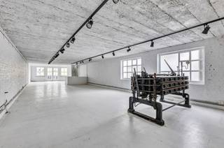 <p>Vous êtes à la recherche d'un bien incroyablement spacieux de pas moins de 750 m² pour laisser libre cours à votre créativité ? Découvrez ce loft de caractère à l'allure industrielle unique et aux possibilités infinies. Les hauts plafonds, les vastes espaces ouverts et les éléments authentiques créent instantanément cette ambiance loft si typique et confèrent au bâtiment un cachet particulier.<br />Cet ancien bâtiment industriel offre une base unique pour différentes affectations : d'une spacieuse habitation unifamiliale à un immeuble à appartements, un immeuble de bureaux ou encore une combinaison d'habitat et de travail. (sous réserve des permis nécessaires)<br />Le bâtiment dispose de pas moins de trois étages à part entière d'environ 250 m² chacun, soit une impressionnante superficie totale d'environ 750 m². Les hauts plafonds et les grands espaces ouverts se prêtent parfaitement à un concept de loft contemporain, où l'espace, la lumière et le charme industriel peuvent occuper une place centrale.<br />Au niveau du stationnement également, un atout supplémentaire est à souligner. Des possibilités de parking sont disponibles devant le bâtiment et, de plus, un parking public se trouve de l'autre côté de la rue.<br />Un bien de caractère, offrant du volume et surtout un grand potentiel pour qui recherche un projet unique avec une véritable ambiance loft.<br />Des plans existent déjà pour une combinaison d'habitat et de travail avec une extension vers un troisième étage (déjà autorisée par le passé mais actuellement caduque, à titre de référence).<br /></p>