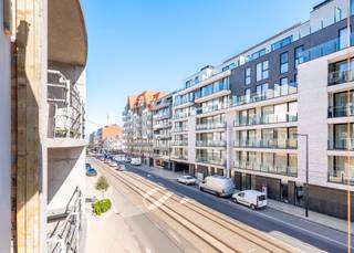 Welkom in Residentie Dunas, een uniek nieuwbouwproject in Oostduinkerke-Bad, op een steenworp van het strand en het bruisende centrum. Deze kleinschalige residentie biedt slechts vijf exclusieve appartementen, elk met een volledige verdieping, wat zorgt voor maximale privacy en lichtinval.<br /><br />Dit appartement heeft een ruime indeling, grote raampartijen en een zonnig terras, ideaal om te genieten van de kustsfeer.<br /><br />Indeling: inkomhal | zuidgerichte leefruimte uitgevend op een uitgevend op zonnig terras| open, volledig uitgeruste keuken | berging met aansluiting voor wasmachine | afzonderlijk toilet | twee volwaardige slaapkamers | terras aan de achterzijde, toegankelijk vanuit beide slaapkamers | badkamer voorzien van inloopdouche en lavabo in meubel. <br /><br />Dankzij de hoogwaardige afwerking, energiezuinige technieken en duurzame materialen geniet u van optimaal wooncomfort. Warmtepomp, vloerverwarming en passieve koeling zorgen voor een aangenaam binnenklimaat.<br /><br />Bovendien is er de mogelijkheid tot aankoop van een privatieve berging en een parkeerplaats in het semi-automatische parkeersysteem.<br /><br />Wonen in Residentie Dunas betekent rust, luxe en exclusiviteit op een toplocatie.