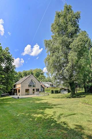 Ontdek deze unieke villa met adembenemend uitzicht op het majestueuze Zoniënwoud waar rust, privacy en natuur samensmelten. De woning ligt op...