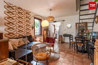 Deze halfopen bebouwing met 3 slaapkamers ligt op een geweldige locatie, op slechts een minuut wandelen van het dorpsplein van Heusden. Dankzij de vlotte verbinding met de R4 en E40, de nabijheid van winkels en het openbaar vervoer is alles wat je nodig hebt vlakbij.<br /><br />De woning is praktisch ingedeeld: je komt binnen in de inkomhal die leidt naar een gezellige leefruimte. Achteraan vind je een eetplaats en de keuken. Vanuit de keuken heb je toegang tot de badkamer.<br />Via de achtergelegen doorgang bereik je een ruime, sfeervolle tuin op het zuidwesten, waar je in alle rust heerlijk kunt ontspannen. Boven zijn er twee ruime slaapkamers op de eerste verdieping. De zolder biedt nog extra mogelijkheden: hier kun je een derde, grote slaapkamer maken. Een huis met veel potentieel en op een TOP locatie!<br /><br />troeven:<br /><br />- Instapklaar<br />- Asbestvrij<br />- Nieuwe gasketel (2025)<br />- Zuidwestgerichte tuin<br />- Elektrische installatie conform<br /><br />Een huis met veel potentieel en op een TOP locatie!<br /><br />Beschikbaar uiterlijk vanaf februari 2027, mogelijk eerder, in overleg.<br /><br />Contacteer Top Vastgoed voor een bezoek op 0475 700 700