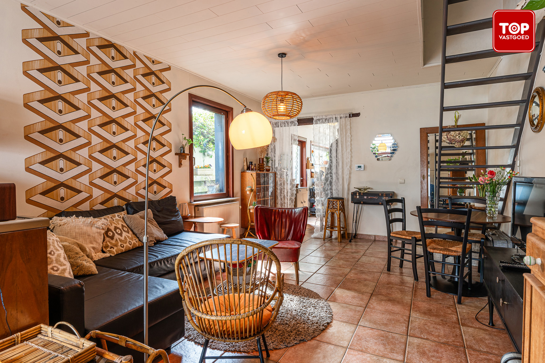 Op te frissen halfopen bebouwing met leuke tuin. - foto 3