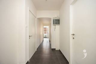 Op de eerste verdieping, in het bruisende centrum van Leuven bevindt zich dit opgefriste en lichtrijke appartement. Er is een ruime leefruimte met...