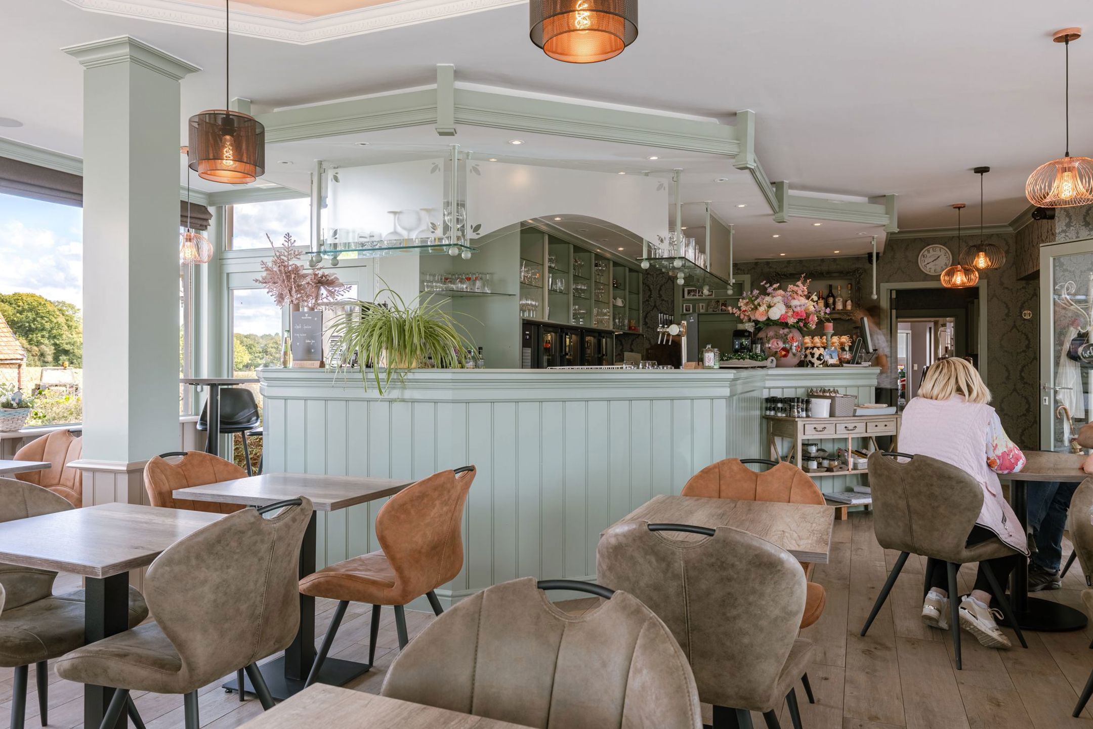 Beschikbare handelszaak met grote parking op top locatie! - foto 5