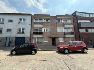 Dit gezellige appartement bevindt zich op de eerste verdieping van een verzorgd gebouw in Aalst, op een gunstige locatie vlakbij het centrum van Aalst. Het appartement beschikt over een lichtrijke leefruimte met een balkon aan de straatzijde, wat zorgt voor een open en ruimtelijk gevoel. Aansluitend bevindt zich de keuken, die praktisch is ingericht. Verder zijn er twee slaapkamers, een badkamer met douche in bad, en een terras aan de achterzijde waar het heerlijk vertoeven is. Dankzij de centrale verwarming en dubbele beglazing is het appartement comfortabel en energiezuinig. Het is beschikbaar vanaf 15/07/2026  en de maandelijkse huurprijs bedraagt €765, exclusief eventuele gemeenschappelijke kosten.
Wenst u meer informatie of een bezoek? neem contact op met ons kantoor. 
www.descheldegalm.be