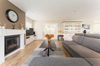 <strong>Bezoekdag op 9 mei van 13h tot 15h ( op afspraak)</strong><br /><br />Ben je op zoek naar de perfecte gezinswoning in Roeselare? Zoek niet verder!<br />Deze instapklare woning biedt alles wat je nodig hebt: 3 slaapkamers, een uitstekende EPC-score, een onderhoudsvriendelijke tuin, en een toplocatie in een bruisende buurt.<br /><br />Bij binnenkomst in deze woning word je meteen verwelkomd door een warme, lichtrijke uitstraling. De woning beschikt over 3 slaapkamers maar de mogelijkheid bestaat om de ruimste slaapkamer (24 m²)  te verdelen in 2 slaapkamers. Of je nu een groeiend gezin hebt of extra kamers nodig hebt voor een thuiskantoor of hobbyruimte, deze woning biedt volop mogelijkheden.<br />Deze woning is volledig instapklaar. Alles is piekfijn in orde, waardoor je meteen kunt genieten van je nieuwe thuis zonder te hoeven renoveren of opknappen. Geniet van een volledig uitgeruste keuken met kwalitatieve materialen afgewerkt , naast de keuken heb je eveneens nog een extra grote berging. Aan ruimte heb je hier geen gebrek.<br /><br />Met een uitstekende EPC-score (Energieprestatiecertificaat) is deze woning niet alleen comfortabel, maar ook energiezuinig.<br />Dit betekent lagere energiekosten en een kleinere ecologische voetafdruk.<br />De aangelegde tuin is ideaal voor wie wil genieten. Het terras is perfect voor zomerse barbecues en gezellige familieavonden. Deze woning ligt op een absolute toplocatie in Roeselare. Dicht bij scholen, winkels, en openbaar vervoer, geniet je hier van het gemak van alle voorzieningen binnen handbereik.<br />Woning is vrij tegen eind 2026.<br /><br /><strong>Troeven: </strong>
<ul>
	<li><strong>Uitstekende EPC-score</strong></li>
	<li><strong>Elektrische zonneluifels aanwezig</strong></li>
	<li><strong>Voldoende zonnepanelen</strong></li>
	<li><strong>Conforme elektriciteit</strong></li>
	<li><strong>Inpandige garage en staanplaats</strong></li>
	<li><strong>Toplocatie</strong></li>
	<li><strong>Volledig instapklaar</strong></li>
</ul>
<br />De prijs is een richtprijs. Alle biedingen rond deze richtprijs worden voorgelegd aan de eigenaars.<br />Wacht niet te lang om deze unieke kans te grijpen. Kom het zelf ontdekken en ervaar de verschillende mogelijkheden die deze woning te bieden heeft. Wij staan klaar om u te verwelkomen in uw toekomstige droomhuis! Bel ons vrijblijvend op voor een bezoek en info. Wij begeleiden u graag met de glimlach op zoek naar uw droomwoning . T. 051 62 40 40.