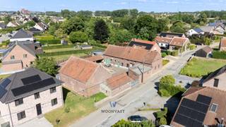 Ontdek deze karaktervolle vierkantshoeve op een perceel van maar liefst 11a90ca, gelegen nabij het centrum van Merchtem, met winkels, scholen...