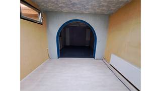 <p>Een te renoveren woning gelijkvloerse woning in het dorp van Zoersel bestaande uit een woonkamer met open keuken, 2 slaapkamers, ruime bureelruimte, badkamer, bergplaats, wasplaats, koepel, tuin. De binnenmuren zijn in gyproc/hout zodat de indeling aan te passen is.</p>