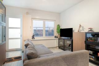 Cherchez-vous une maison de ville rénovée sans obligation de rénovation? Ne cherchez pas plus loin! Cette maison de ville, située à distance de marche du centre de Wetteren, a tout ce que vous cherchez! En entrant dans la maison, vous serez accueilli par un salon lumineux qui se fond parfaitement dans une cuisine ouverte moderne et entièrement équipée. À travers la cuisine ouverte, vous accédez à la salle de bains avec baignoire et toilettes. Sur la terrasse, vous pourrez profiter de l'air frais. Au premier étage, vous trouverez deux chambres spacieuses, chacune avec suffisamment d'espace pour un lit double et du rangement. Un autre atout de cette maison est le grenier, qui peut facilement être aménagé en bureau ou espace hobby. Les différentes possibilités vous offrent la flexibilité d'aménager cet espace selon vos souhaits. Non seulement la finition moderne est un grand avantage, mais également l'emplacement idéal! Située à proximité du centre de Wetteren, vous bénéficiez d'une excellente accessibilité aux commodités locales telles que les magasins, les écoles, les restaurants et la gare de Wetteren. Tout ce dont vous avez besoin est à portée de main. Besoin de détente? Alors vous pourrez faire une promenade relaxante le long de la digue de l'Escaut. N'attendez plus et venez découvrir par vous-même le charme et le confort de cette maison. Planifiez dès aujourd'hui votre visite! Vous pouvez vous inscrire pour le moment de visite le samedi 03/08 via notre site web www.albert.immo. Chez Albert, vous vous sentirez chez vous!