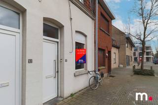 Rijwoning nabij het centrum van Harelbeke met heel wat troeven. Ideale starterswoning!Gelegen nabij openbaar vervoer, winkels en scholen. Deze woning...