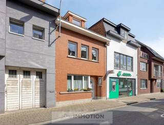 Deze charmante woning werd gerenoveerd in 2012 en biedt alles wat u nodig heeft voor een aangenaam gezinsleven.Vanuit de hal wordt u verwelkomd in...