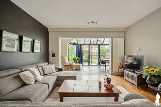 <p><strong>Charmante eengezinswoning met zonnige tuin gelegen in Vriesdonk</strong></p>
<p>Deze aangename eengezinswoning is rustig en residentieel gelegen in het gegeerde Vriesdonk. De woning combineert een warme, charmante uitstraling met veel natuurlijke lichtinval, aangename leefruimtes en een heerlijk zonnige tuin.</p>
<p><strong>Gelijkvloers</strong></p>
<ul>
<li>Inkomhal op natuursteen tegel met gastentoilet en vestiaire.</li>
<li>Gezellige leefruimte op klooster parket die naadloos aansluit op de lichtrijke tuinkamer, waar grote raampartijen zorgen voor een mooi zicht op de tuin.</li>
<li>Aansluitend een volledig geïnstalleerde keuken uitgerust met de nodige ingebouwde toestellen.</li>
</ul>
<p><strong>Eerste verdieping</strong></p>
<p>Een houten trap leidt naar de eerste verdieping met drie aangename slaapkamers en een badkamer voorzien van een ruime inloopdouche, toilet en dubbele wastafel met meubel.</p>
<p><strong>Tweede verdieping</strong></p>
<p>Op de tweede verdieping bevindt zich nog een ruime kamer, ideaal als vierde slaapkamer, bureau of hobbyruimte, aangevuld met een praktische bergkamer.</p>
<p><strong>Buitenruimte</strong></p>
<p>De zonovergoten tuin vormt een absolute troef van deze woning en beschikt over een terras waar het heerlijk vertoeven is. Daarnaast is er een ruime oprit, een vrijstaand garagegebouw en een aparte tuinberging.</p>
<p><strong>Algemeen</strong></p>
<ul>
<li>Bijzonder aangename gezinswoning</li>
<li>Vierde kamer op de tweede verdieping</li>
<li>Riant terras en zonnige tuin</li>
<li>Ruime oprit en vrijstaand garagegebouw</li>
<li>Rustige en residentiële ligging in Vriesdonk</li>
<li>Winkels en voorzieningen op wandelafstand</li>
<li>Nabij scholen en belangrijke uitvalswegen</li>
</ul>