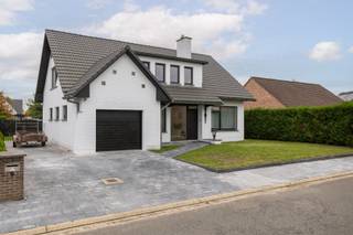 Instapklare gerenoveerde woning te koop op een toplocatie te Lommel!Deze instapklare woning, gelegen in een rustige straat, doch op slechts 1...