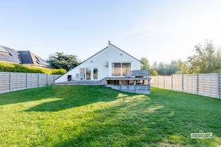 Gelegen in Harendijke, een aangename woonwijk op de grens van Blankenberge en Wenduine, bevindt zich deze woning uit 1975 op een ruim perceel van maar liefst 753 m². Met een bewoonbare oppervlakte van 132 m² biedt deze woning tal van mogelijkheden voor wie op zoek is naar een aangename woonplek aan de kust. De woning wordt verwarmd via een lucht-luchtwarmtepomp en is bovendien uitgerust met zonnepanelen, wat bijdraagt aan een energiezuiniger wooncomfort.<br /><br />Binnenin beschikt de woning over twee slaapkamers en één badkamer. Daarnaast is er een inpandige garage met automatische sectionaalpoort, wat zorgt voor extra comfort en praktische bergruimte. Ook aan parkeergelegenheid is er geen gebrek, dankzij de ruime parkeermogelijkheden op het perceel. De ligging in Harendijke biedt bovendien een vlotte bereikbaarheid van zowel Blankenberge als Wenduine, waardoor winkels, voorzieningen en ontspanningsmogelijkheden aan de kust binnen handbereik liggen.<br /><br />Dankzij het ruime perceel, de praktische indeling en de aanwezigheid van zonnepanelen en een warmtepomp vormt deze woning een interessante opportuniteit voor wie op zoek is naar een vaste woonst, een tweede verblijf of een investering aan de Belgische kust. Een woning met heel wat troeven en mogelijkheden, die zeker een bezoek waard is!<br /><br />