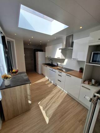 Instapklare, energiezuinige en hedendaagse gezinswoning met 4 slaapkamers ( + 5de kamer die kan dienst doen als kleine slaapkamer, bureau of dressing) en 2 badkamers, gelegen op een perceel van 164 m² met een aangename oostgerichte tuin van circa 90 m².
De woning werd quasi volledig gerenoveerd tussen 2021 en 2026 met onder meer een vernieuwd dak met sterke isolatie, vernieuwde centrale verwarming, ramen, elektriciteit, isolatie, keuken en badkamer, muren en vloeren, ...
Asbestveilig, elektriciteit conform, EPC B
Uitstekende ligging nabij het centrum met winkels en scholen dichtbij en daardoor in combinatie met de slaapkamers en bewoonbare oppervlakte ideaal voor gezinnen.
Praktische afzonderlijke fietsen-/bergruimte naast de inkom en droge kelder aanwezig.
Heel veel parkeergelegendheid om de hoek.
Neem gerust contact op om een plaatsbezoek in te plannen! 0470 85 20 71
GEEN IMMO