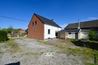 In een rustige en groene omgeving ligt deze alleenstaande woning met renovatiepotentieel, ideaal voor wie op zoek is naar ruimte, vrijheid en...