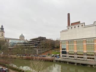 Bijzonder lichtrijke kantoorruimte (gelijkvloers niveau).Oppervlakte gelijkvloers: 103 m².Optioneel kan- een afgesloten garagebox (Guldenspoorstraat...