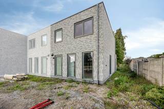 Deze recente halfopen woning is gelegen aan de Asdonckstraat 73B in Leopoldsburg en beschikt over een bewoonbare oppervlakte van 126 m². De woning combineert een praktische indeling met drie slaapkamers, veel lichtinval en uitstekende energieprestaties.<br /><br />Op het gelijkvloers bevindt zich een lichtrijke leefruimte met voldoende plaats voor een gezellige zit- en eethoek. De woning telt drie slaapkamers, waarbij één van de kamers ook perfect kan dienen als bureau, dressing of hobbykamer.<br /><br />Een belangrijke troef is het EPC-label A+. Met een energiescore van -5 kWh/m²/jaar is de woning bijzonder energiezuinig. Dit zorgt voor een aangenaam wooncomfort en een zeer beperkt energieverbruik.<br /><br />Buiten is er ruimte voor een terras en een gezellige plek om van het mooie weer te genieten. Dankzij de halfopen bebouwing geniet de woning bovendien van extra lichtinval.<br /><br />Dankzij de instapklare staat, de drie slaapkamers en het uitstekende EPC-label A+ is deze woning ideaal voor wie comfortabel en energiezuinig wil wonen in Leopoldsburg. Winkels, scholen en belangrijke verbindingswegen zijn vlot bereikbaar.<br /><br />Interesse? Contacteer ons voor meer informatie of een bezoek ter plaatse.<br /><br />Bestuursmaatregelen in het maatregelenregister: nee<br /><br />Deze AI-visualisaties zijn bedoeld als inspiratie. Er werd geen rekening gehouden met technische specificaties, stedenbouwkundige voorschriften of de concrete mogelijkheden tot realisatie.