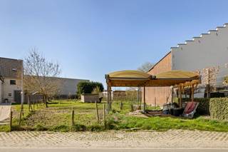 Bent u op zoek naar de perfecte plek om uw ideale woning te bouwen – helemaal volgens uw eigen visie en stijl? Dan is dit perceel van 1066 m² precies wat u nodig heeft!<br /><br />Ligging: Rustige en aangename omgeving, ideaal als fundament voor een toekomstgerichte thuis, weg van de drukte maar toch vlot bereikbaar.<br /><br />Uw project, uw plannen: hier heeft u de ruimte én vrijheid om het waar te maken.<br /><br />Perceelgrootte: 1066 m² – volop mogelijkheden qua indeling, tuin en oriëntatie.<br /><br />Stedenbouwkundige voorschriften zijn beschikbaar op eenvoudig verzoek, zodat u meteen inzicht krijgt in alle bouwmogelijkheden.<br /><br />(Enkele getoonde beelden zijn louter illustratief en tonen een mogelijke bebouwing op het perceel. Voor de afgebeelde woning is geen vergunning verkregen en werd er geen aanvraag ingediend).<br /><br />Laat deze kans niet voorbijgaan. Zet vandaag de eerste stap naar uw toekomst op maat.<br /><br />Contacteer ons vrijblijvend via het contactformulier, of bel Nick op 0472/78.57.67 of nick@cornelis-partners.be, voor meer info en/of een bezichtiging, en dan nemen wij zo spoedig mogelijk contact met u op.