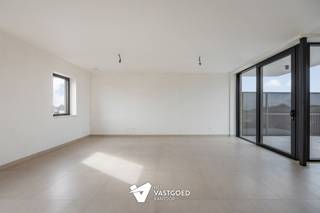<p><span>Ruim 2-slaapkamerappartement op de bovenste verdieping.</span></p><p><span> </span></p><p><span>Penthouse op de derde verdieping met 103,82 m² bewoonbare oppervlakte en beschikt over 2 slaapkamers en een terras van 11,31 m². De knappe binnenruimte zorgt voor een aangenaam wooncomfort en een gevoel van openheid. 6% BTW tarief mogelijk!</span></p><p><span> </span></p><p><span>De keuken kan nog door de koper gekozen worden binnen het voorziene budget van 12.500 euro excl. btw. Zo wordt dit appartement helemaal afgestemd op de persoonlijke woonstijl van de toekomstige eigenaar.</span></p><p><span> </span></p><p><span>Met vloerverwarming en koeling via geothermie, zonnepanelen, ventilatie D, aluminium ramen met dubbele beglazing en E-peil 10 is dit een energiezuinig en comfortabel appartement op een uitstekende ligging met vrijstelling van het KI in de eerste 5 jaar.</span></p><p><span> </span></p><p><span>Een ruim, modern en toekomstgericht appartement op een centrale locatie in Ham.</span></p><p><span> </span></p>
