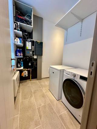 Deze rijwoning werd in 2017 grondig gerenoveerd, met oog voor comfort, lichtinval en een gezellige sfeer. Er werd bewust gekozen voor duurzame...