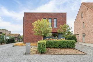Deze moderne open bebouwing uit 2019 is instapklaar, energiezuinig en zonder grote werken. De open leefruimte met zithoek, eetplaats en volledig uitgeruste keuken vormt het hart van de woning. Dankzij de grote raampartijen geniet je hier volop van licht en zicht op de tuin.<br /><br />Op het gelijkvloers is er naast de leefruimte nog een apart bureau, berging en toilet. Boven zijn er drie slaapkamers en een moderne badkamer met inloopdouche, dubbele lavabo en toilet. De master bedroom beschikt bovendien over een aparte dressing.<br /><br />Ook buiten heeft deze woning heel wat troeven. De volledig omheinde, zuidgerichte tuin biedt maximale privacy en beschikt over een ruim terras van circa 50 m², een poolhouse en een tuinberging van maar liefst 30 m².  Op de ruime oprit is plaats voor vijf wagens.<br /><br />Deze BEN-woning heeft een E-peil 16 en een EPC label A, helemaal klaar voor de toekomst dus.<br /><br /><strong>Techniek en comfort</strong><br />• Bouwjaar 2019<br />• BEN-woning<br />• Warmtepomp lucht-lucht<br />• Zonnepanelen<br />• Vloerverwarming<br />• Airco in leefruimte + master bedroom<br />• Laadpaal voor elektrische wagen<br />• Regenwaterput 5.000 liter<br />• 3-dubbele beglazing<br />• Alarminstallatie en rookmelders<br />• Perceeloppervlakte 605 m²<br /><br /><strong>Eerlijk gezegd</strong><br />Naast het perceel staat een hoogspanningsmast. Die is zichtbaar en daar zijn we graag eerlijk over, maar de impact ervan ervaart iedereen anders. We hebben hier testen laten uitvoeren, er is absoluut geen gezondheidsrisico want de straling is minder dan die van je GSM.<br />We laten je liever zelf ontdekken hoe de woning en de tuin in de praktijk aanvoelen.<br /><br /><strong>Zin om te komen kijken?</strong><br />Neem gerust contact op met de eigenaar Michiel op 0486 93 34 64. Mailen kan ook naar michiel@mmsconsulting.be<br /><br /><strong><em>Bij Goedhuyzen geen klassieke makelaars, wij zijn vastgoedadviseurs. We combineren digitale snelheid en vaste prijzen met echte menselijke expertise. Wij adviseren de eigenaar om zijn woning zelf te verkopen en zetten de immo zo wat op zijn kop. Goed hè.</em></strong><br /> 