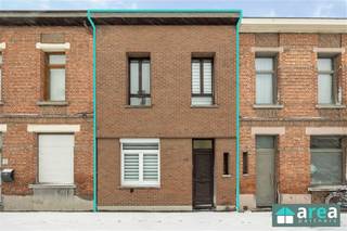 <p><span>Deze aantrekkelijke gerenoveerde woning in Sint-Niklaas biedt een perfecte combinatie van klassieke bouwstijl en hedendaags comfort. Dit huis is centraal gelegen, nabij Waasland shopping alsook andere winkels (oa. Action, Lidl en Carrefour), horecazaken, basic-fit, openbaar vervoer, ziekenhuizen en scholen. Hierdoor beschikt dit huis en haar omgeving over alles wat u nodig heeft voor een comfortabel gezinsleven. Dankzij de nabijheid van de E19 geniet u van een vlotte verbinding naar Antwerpen, Gent en omliggende gemeenten.</span></p><p><span>Grootste troeven:</span></p><p><span> </span></p><p><span>- Centraal gelegen</span></p><p><span>- Gunstige EPC-score C</span></p><p><span>- Veel lichtinval</span></p><p><span>- Geïsoleerd dak van 10 cm</span></p><p><span>- Recent gerenoveerd (2021)</span></p><p><span>Indeling:</span></p><p><span>Bij het betreden van de woning komt u in de warme inkomhal, die toegang biedt tot een nachthal met lichtkoepel. Deze ruimte vormt het centrale punt van de woning en geeft rechtstreeks toegang tot de lichtrijke woonkamer van 22 m², de volledig uitgeruste keuken en de mooie betegelde badkamer. De keuken is eveneens voorzien van een lichtkoepel en beschikt over een gasvuur met dampkap, combi-oven, vaatwasser en een dubbele spoelbak.</span></p><p><span>Aansluitend aan de keuken bevindt zich de open veranda met schuifraam, die zorgt voor een aangename extra lichtinval en een vlotte verbinding met het ruime terras en de tuin van maar liefst 80 m². Rechts van de veranda vindt u de wasplaats met aansluitingen voor wasmachine en de gasketel. Daarnaast is er nog een extra berging van 6 m², ideaal voor bijkomende opslag.</span></p><p><span>Via de traphal bereikt u de eerste verdieping. Hier bevindt zich de tweede betegelde badkamer van 4,5 m² uitgerust met een douche, toilet en wastafel. Op deze verdieping zijn er tevens drie slaapkamers van respectievelijk 11 m², 11 m² en 6 m². De twee slaapkamers aan de achterzijde van de woning zijn voorzien van handmatige rolluiken, terwijl de overige slaapkamer uitgerust is met een zonwerend rolgordijn.</span></p><p><span>De zolderverdieping van in totaal 32 m² is praktisch ingedeeld en omvat een slaapkamer van 16 m² met een aangrenzende dressing van 5 m². Daarnaast is er de derde, volledig betegelde badkamer van 6 m² met douche, toilet, wastafel en een Velux-dakraam. Tot slot is er nog een aparte ruimte van 5 m², die perfect kan dienen als extra opbergruimte.</span></p><p><span> </span></p><p><span>Voor meer informatie kan u terecht bij Area Partners: info@area.be of 03/284.60.60</span></p><p><span><br /> </span></p><p><span> </span></p><p><span> </span></p><p><span> </span></p><p><span> </span></p>